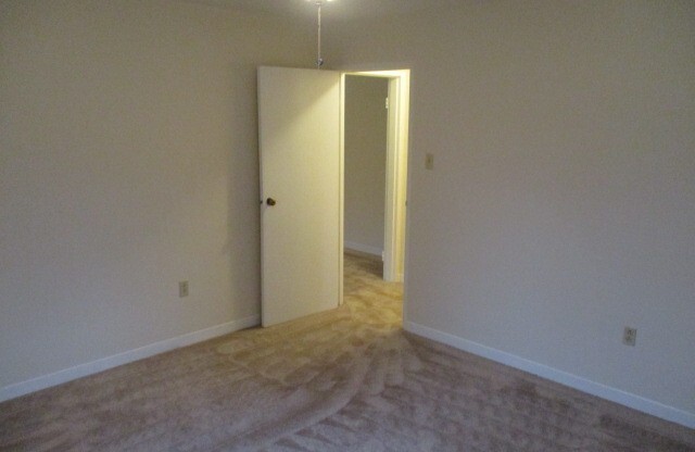 1 bed, 1 bath, 510 sqft, $910, Unit B05
