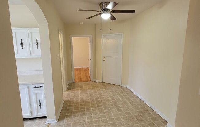 1 bed, 1 bath, 1,135 sqft, $775, Unit 5200   Unit 1E