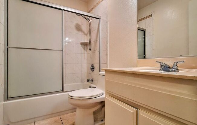 Beautiful 2bd Condo In Gated Community With Pool, Gym, and On-site Laundry