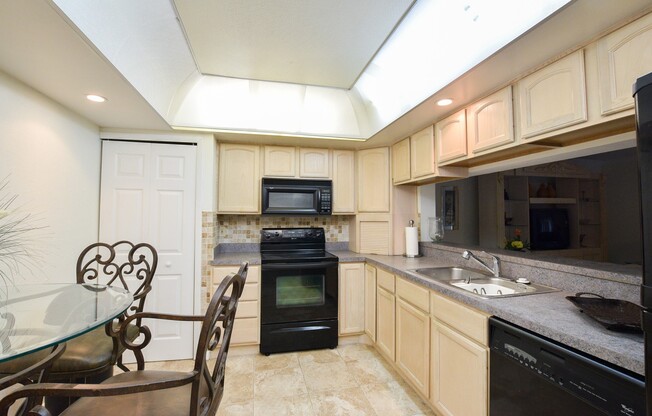 Beautiful 2 Bed 2 Bath Furnished Condo for Rent in Altamonte Springs, FL!