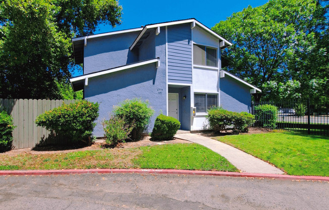 Move-in Special: Half Off the 1st Month's Rent – Comfortable 2 Story Condo By Fresno State!