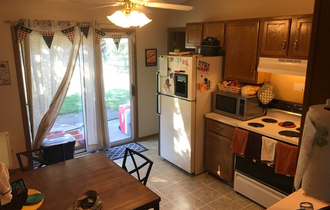 3D Tour Available - Super Cute House with HUGE Fenced-in Yard! Available March 6th!