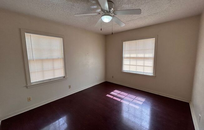 3 beds, 1 bath, $995