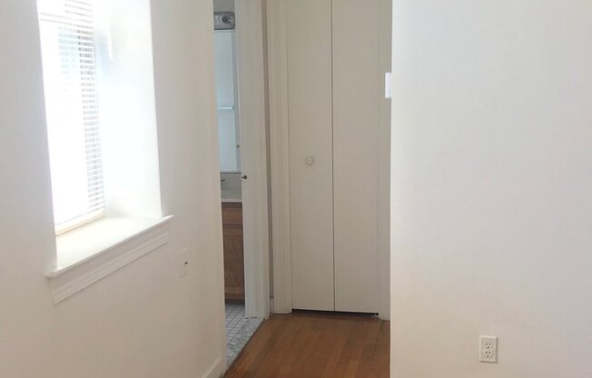 Studio, 1 bath, 400 sqft, $1,099, Unit 9E