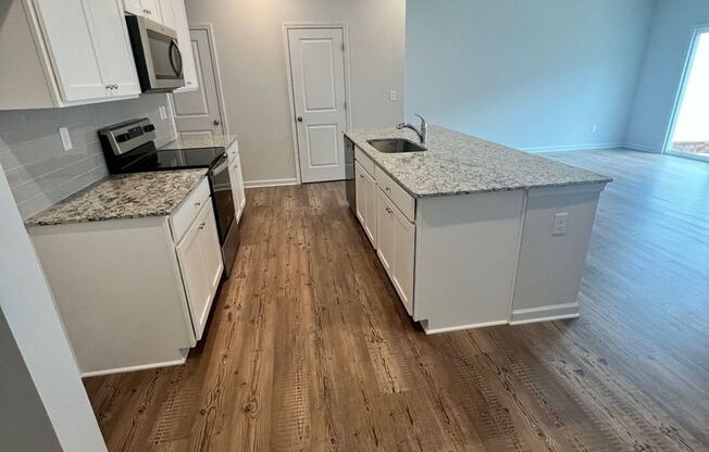 !!!WARNING: AVOID SCAMS CONFIRM RENTAL AT 770-822-6040!!! Gorgeous townhome 3 bed 2.5 bath in new community in Flowery Branch