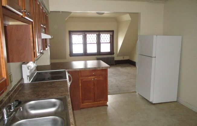 3 beds, 1 bath, 1,050 sqft, $2,310, Unit Unit #5