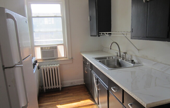 2 beds, 1 bath, $1,400, Unit 4