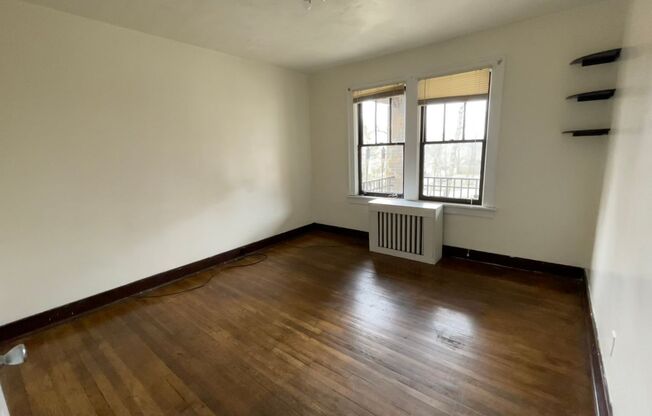 2 beds, 1 bath, $1,095, Unit 183-2