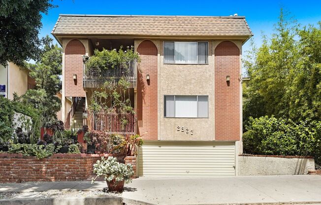 2927 Arizona Ave - near Wilshire Blvd!