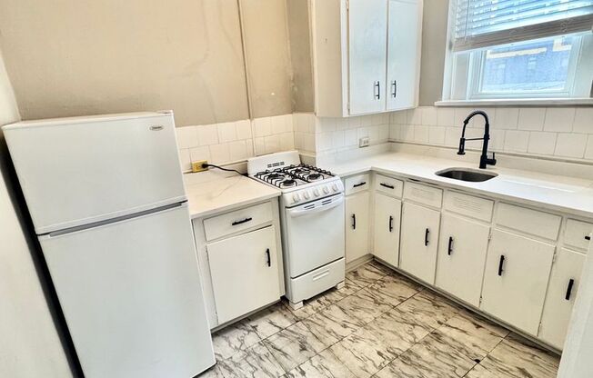 1 bed, 1 bath, $995, Unit 112