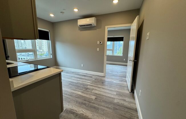 1 bed, 1 bath, $2,100, Unit 405