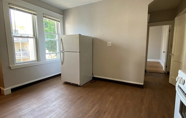 2 beds, 1 bath, $2,600, Unit 4