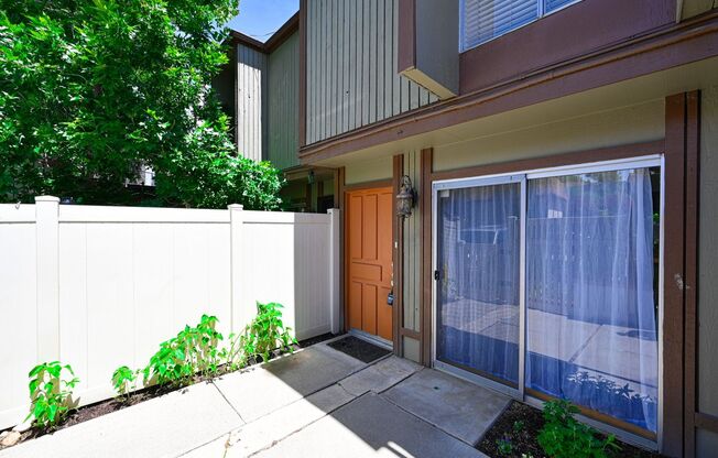 Beautiful Remodeled Townhome in Amazing Location!