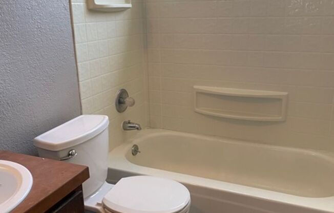 2 beds, 1 bath, $800, Unit 1308 S. Lowell Street #D