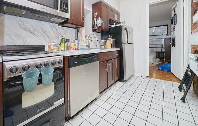 2 beds, 1 bath, $3,600, Unit 2BB