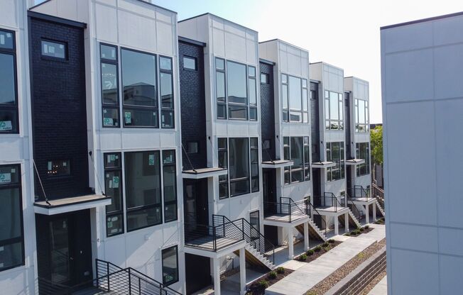 3 beds, 3.5 baths, $3,000, Unit Unit 12