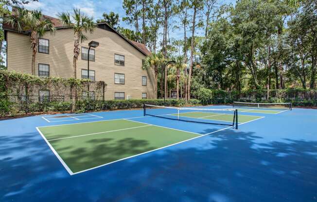 tennis courts at the whispering winds apartments in pearland