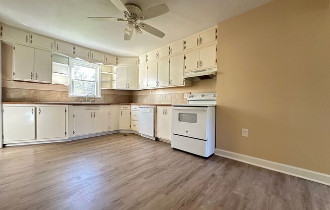 3 beds, 1 bath, $1,100