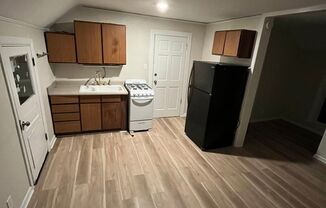 Studio, 1 bath, $595, Unit B - Upper Rear