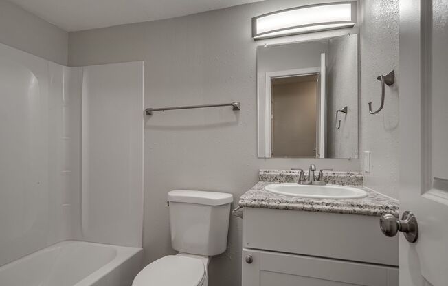2 beds, 1 bath, 800 sqft, $810, Unit 32