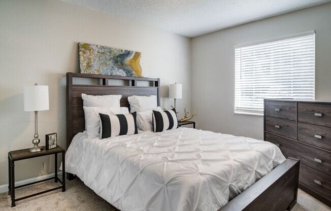 2 beds, 1 bath, $1,300, Unit 2206C