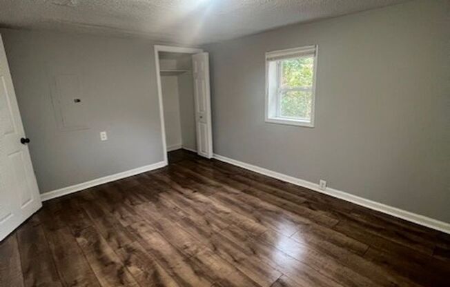 Charming 2BR Home with Large Front Porch & Spacious Kitchen