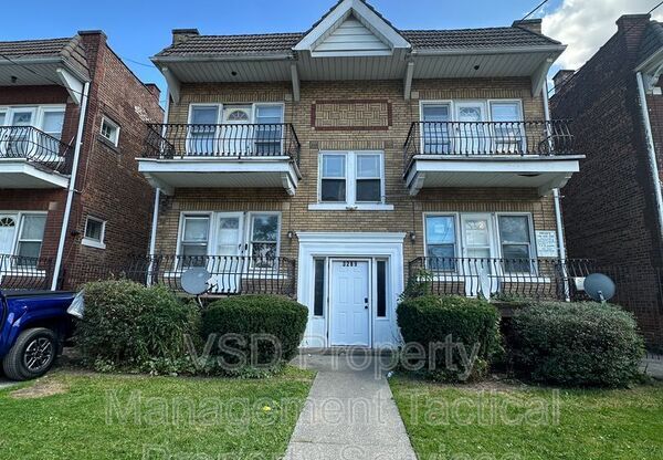 3289 E 143 ST