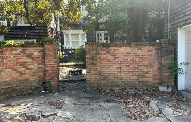 122 E 36 ST