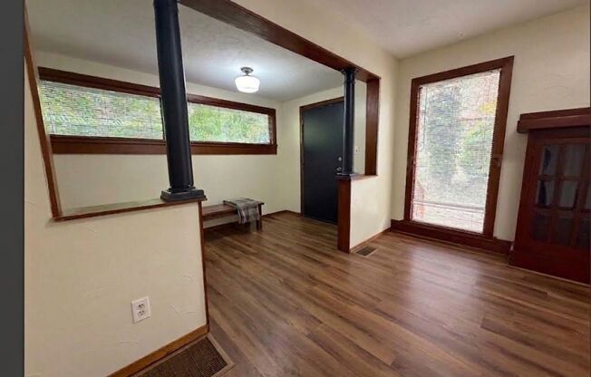 *$1,000 off the second full month of rent!* Beautifully Updated SW Portland Home in Excellent Location, Easy Access to I-5 and Barbur Blvd.!