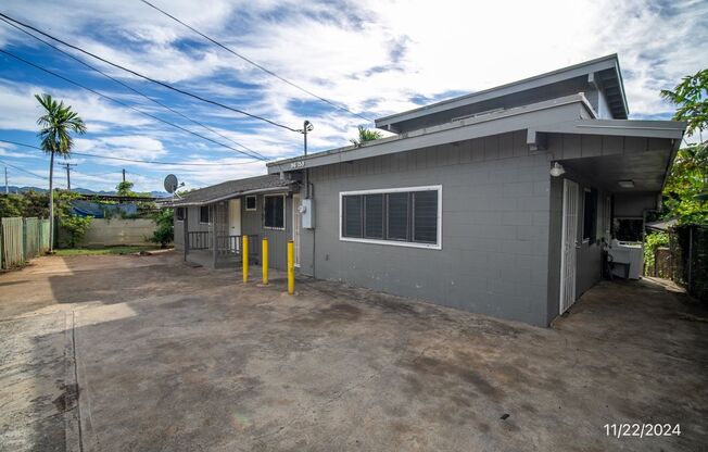 $2,000 /  2 Bed/ 1 Bath Spacious Duplex Centrally Located in Pearl City (Waiawa)