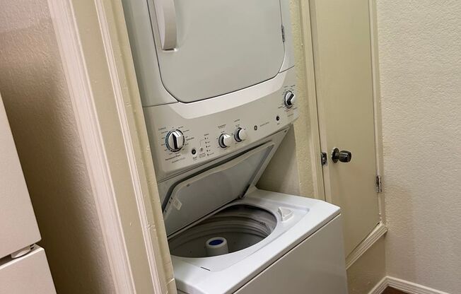 2 beds, 2 baths, 957 sqft, $1,015, Unit 62