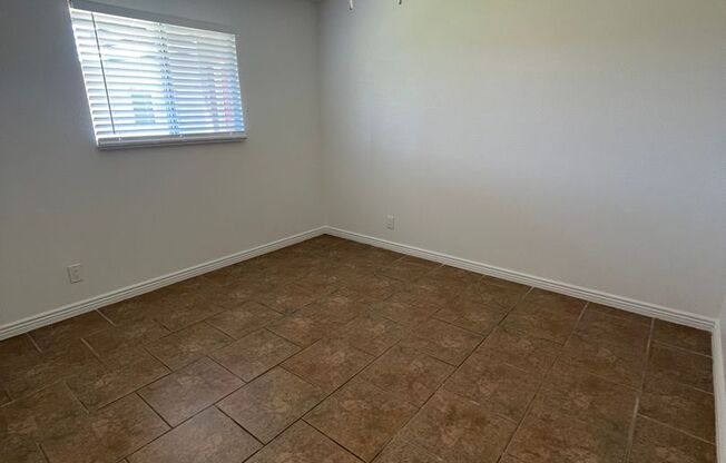 2 beds, 1 bath, 800 sqft, $1,195, Unit 02