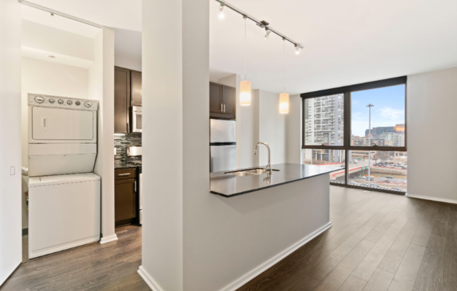107 N DESPLAINES ST