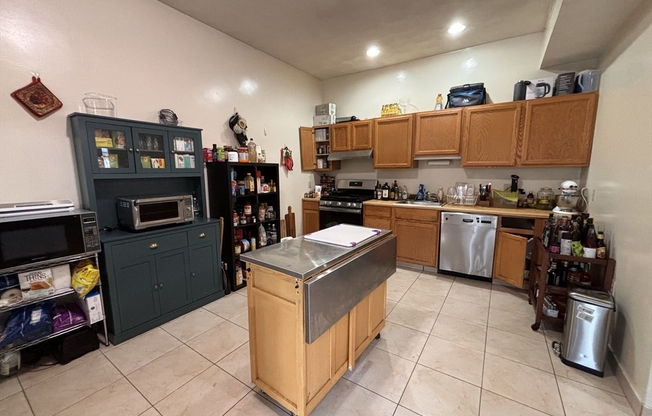 2 beds, 1 bath, 1,500 sqft, $3,200, Unit 2