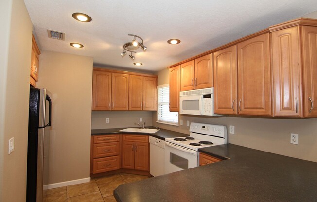 4/2 with Huge Fenced Yard in Lovely Oviedo