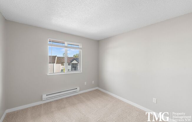 3 beds, 1 bath, 943 sqft, $1,550, Unit 37