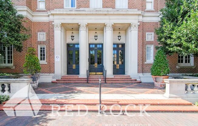 Historic Highland Plaza Efficiency / Studio Apartment!