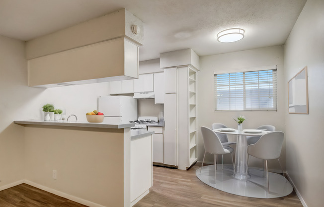 2 beds, 1 bath, 800 sqft, $1,299, Unit 918-220
