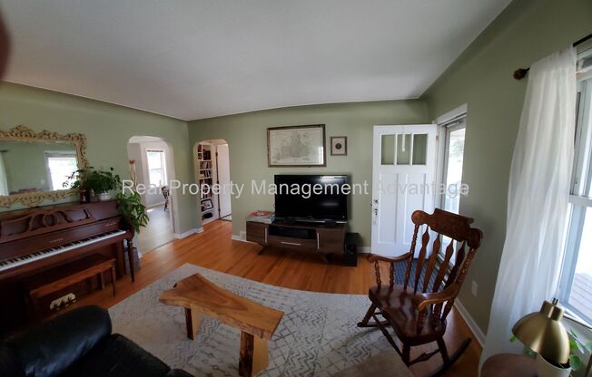 3 beds, 1 bath, $1,600