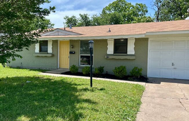 Charming Home located in the heart of Burleson!