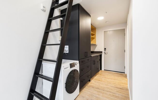 Studio, 1 bath, 270 sqft, $1,350, Unit 408