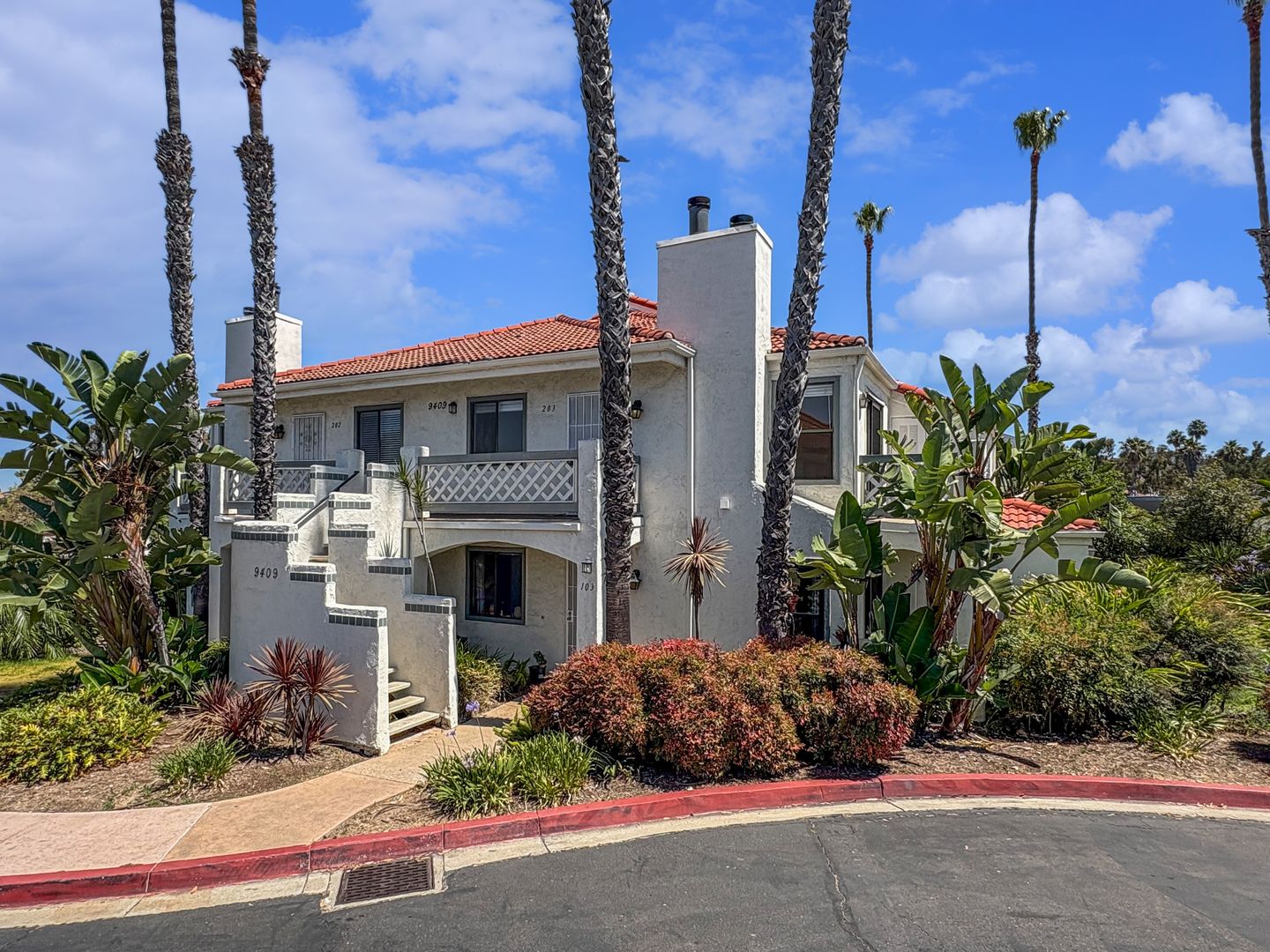 Spacious 2BR/2BA San Diego Condo Featuring In-Unit Washer/Dryer, Balcony & Reserved Parking!