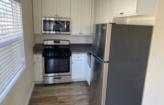 2 beds, 1 bath, 800 sqft, $2,050, Unit C1