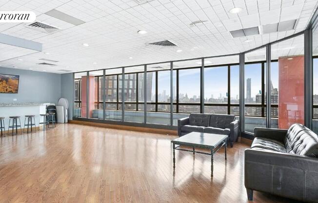 1 bed, 1 bath, 702 sqft, $4,800, Unit 32A