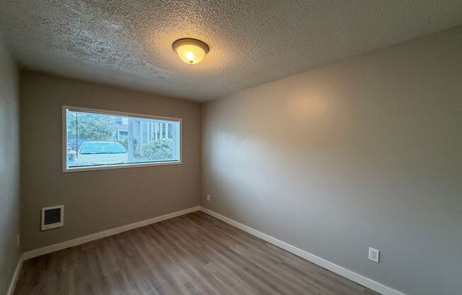 2 beds, 1 bath, 639 sqft, $1,299, Unit 11