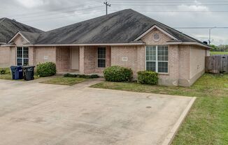 GREAT 3 Bedroom, 3 Bathroom Close to Everything!!