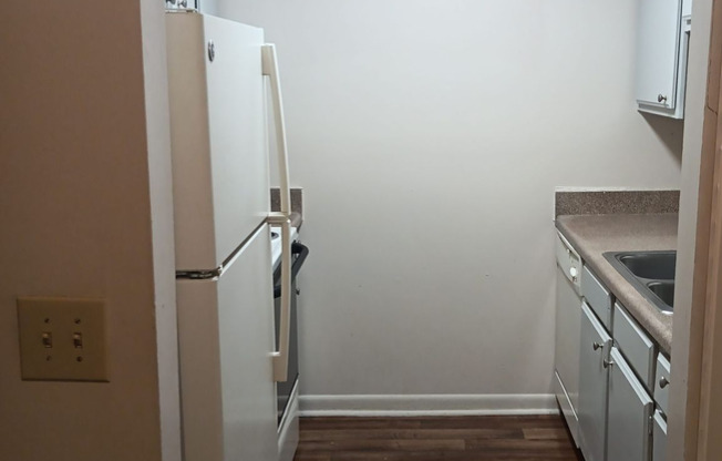 2 beds, 1 bath, 925 sqft, $1,085, Unit X03