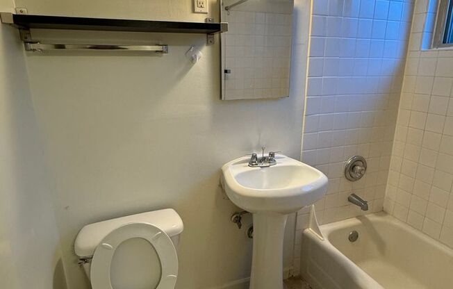 Studio, 1 bath, 425 sqft, $1,395, Unit Unit 09