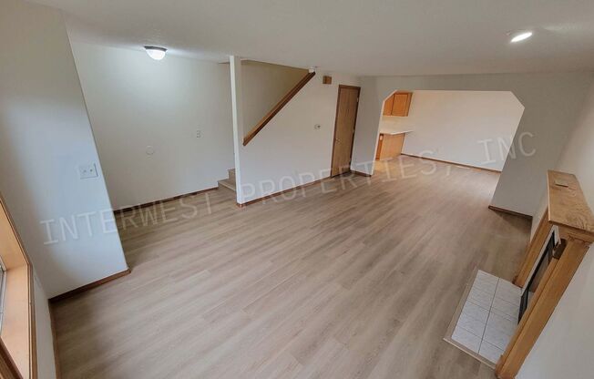 *1ST MONTH'S RENT FREE PROMO* SE Portland Home on A Cul-De-Sac with Garage, Yard, Fireplace and Much More!