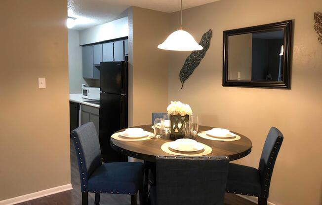 2 beds, 1.5 baths, 811 sqft, $1,090